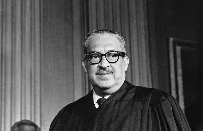 thurgood marshall, cicit dari seorang budak, duduk sebagai anggota kulit hitam pertama dari mahkamah agung amerika serikat