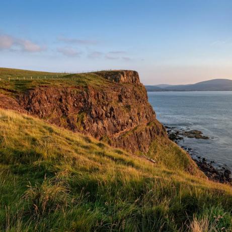 rathlin adalah sebuah pulau di lepas pantai county antrim dan titik paling utara di Irlandia Utara