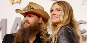 nashville, tennessee 09 november chris stapleton dan morgane stapleton menghadiri cma tahunan ke-56 penghargaan di arena bridgestone pada 09 November 2022 di nashville, tennessee foto oleh jason kempingetty gambar-gambar