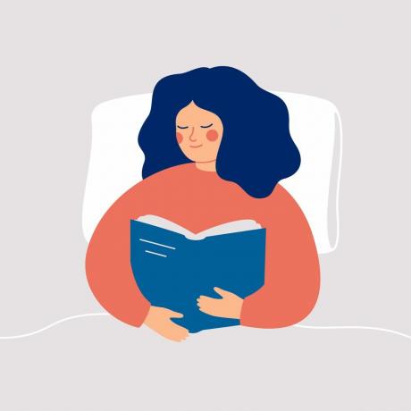 wanita bahagia membaca buku dengan menikmati di tempat tidur pada malam hari atau sesi terapi buku pagi ilustrasi vektor konsep kesehatan mental
