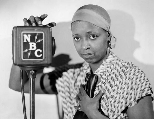 keterangan asli ethel waters sebagai penghibur radio di tahun 1920-an dia berdiri di samping mikrofon nbc foto tidak bertanggal