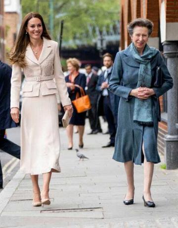 london, inggris 27 april princess anne, princess royal, patron, the royal college of bidan rcm, and catherine, duchess of cambridge, patron, the royal perguruan tinggi kebidanan dan ginekologi rcog, kunjungi markas rcm dan rcogs pada 27 April 2022 di london, inggris foto oleh mark cuthbertgetty gambar-gambar