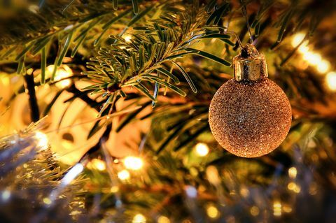 Tampilan Close-Up Pohon Natal dengan Perhiasan Emas