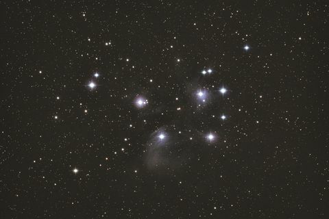 pemandangan gugusan bintang indah bernama pleiades m45, di rasi bintang taurus