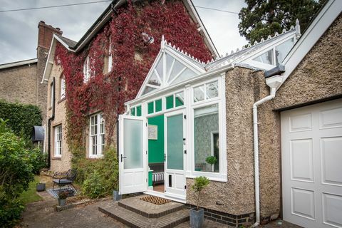 rumah keluarga modern dijual di warwickshire