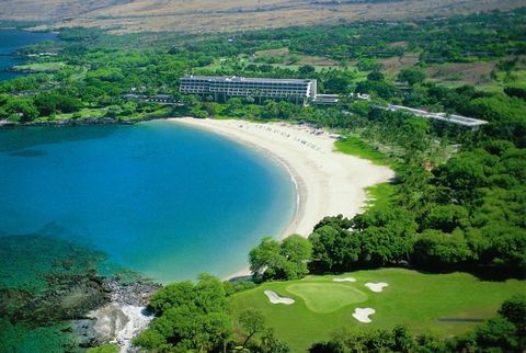 Pemandangan udara Mauna Kea Beach Hotel di Pantai Kohala di Big Island 