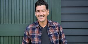 jonathan knight di depan gudang yang telah dipugar di rumah pertanian Inggris barunya, seperti yang terlihat di pemecah masalah rumah pertanian