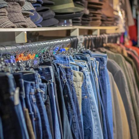 pilihan jeans denim vintage yang dipajang di pasar camden di london