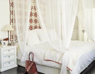tempat tidur putih dengan kelambu