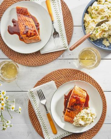 salmon bawang putih madu dengan kentang tumbuk krim horseradishsour