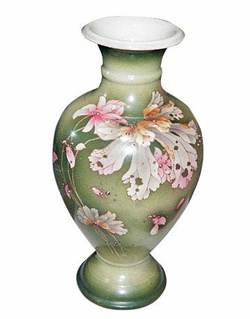Vas tembikar Satsuma Jepang ini menampilkan motif bunga dan daun