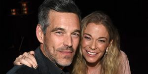 leann rimes dan eddie cibrian duduk makan malam bersama