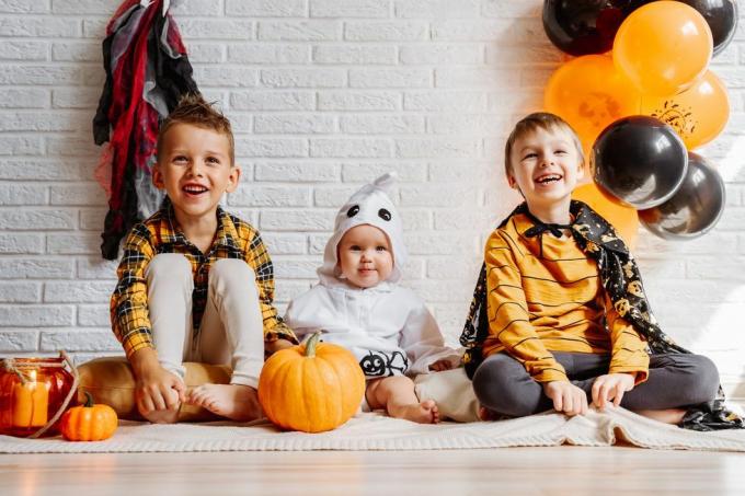 anak-anak berkostum merayakan halloween dinding bata putih dengan dekorasi ruang fotokopi