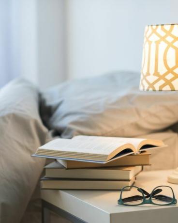 usa, new jersey, tempat tidur dengan lampu, buku dan kacamata di meja samping tempat tidur