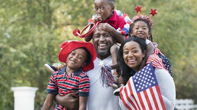 potret keluarga kulit hitam merayakan 4 Juli di taman