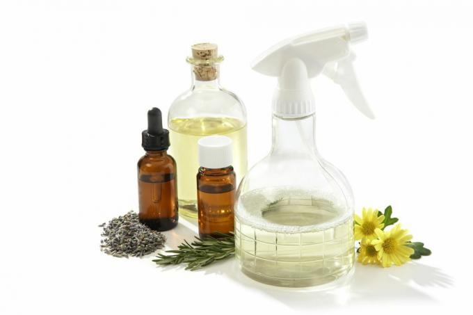 ganti pembersih berbahaya rumah tangga dengan pembersih organik ramah lingkungan pembersih alat rumah tangga ini dibuat dengan air, sabun berbahan dasar minyak, minyak lavender dan rosemary yang dicampur ke dalam botol semprot