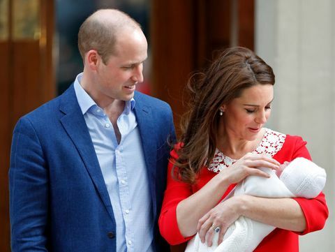 William dan Kate memperkenalkan Pangeran Louis ke dunia di luar Lindo Wing