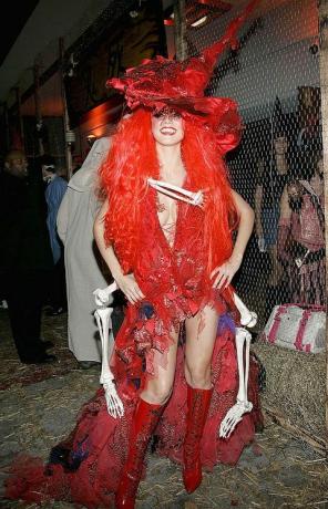 new york october 31 model heidi klum menghadiri pesta halloween tahunan ke-5nya di marquee pada 31 Oktober 2004 di new york city foto oleh evan agostinigetty images