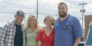 seperti yang terlihat pada pengambilalihan kota asal, ben dan erin napier berpose untuk berfoto bersama pasangan dave dan jenny mars di pusat kota fort morgan, colorado