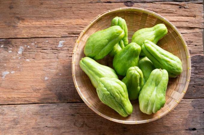 buah labu siam segar sechium edulis dengan latar belakang kayu