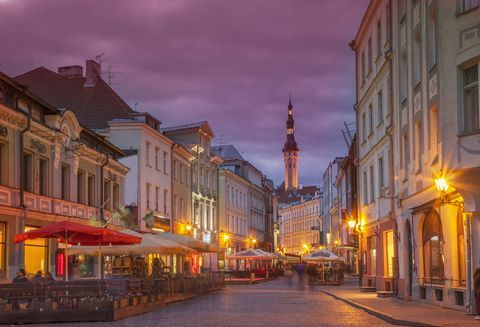 Jalan bercahaya di lanskap kota, Tallin, Estonia